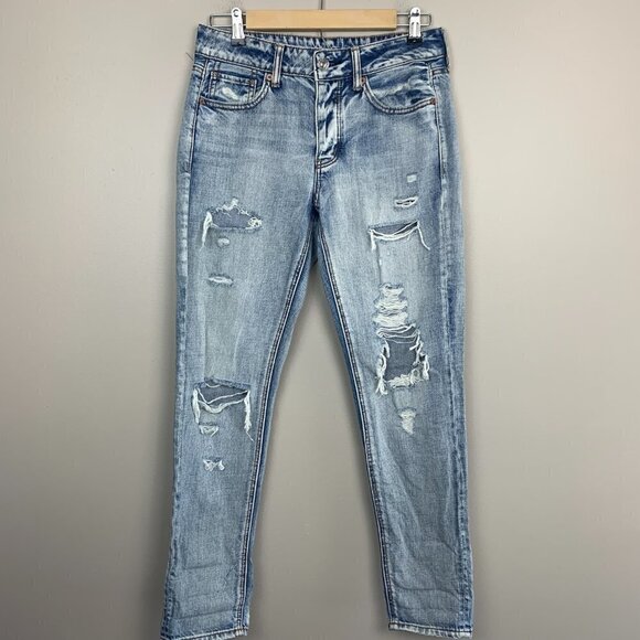 American Eagle Outfitter Tomgirl Light Wash Distressed Jeans Size 2R - Picture 2 of 9